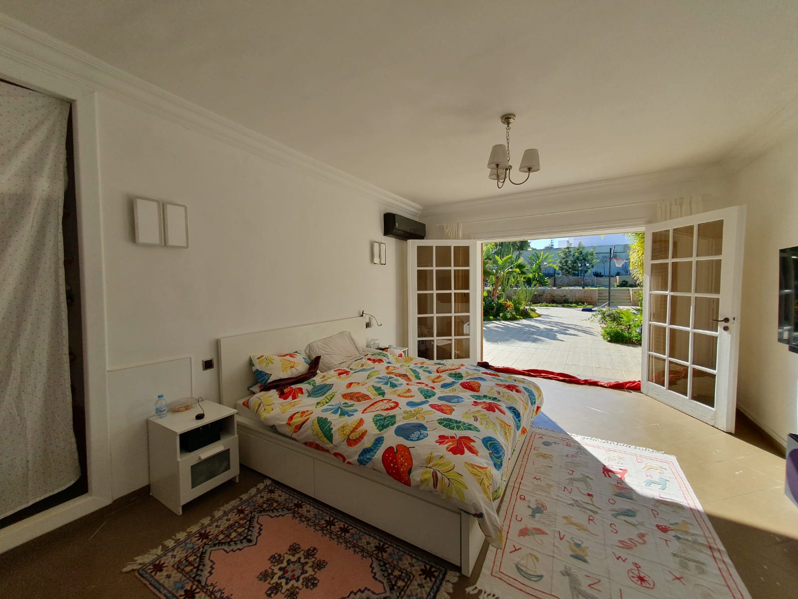 Trés Joli Villa plain pied avec un beau jardin et piscine — 3