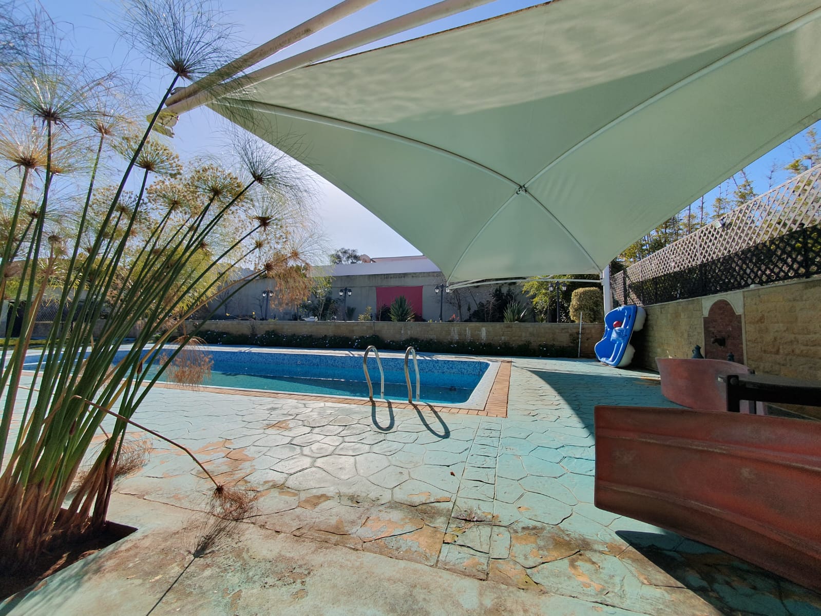 Trés Joli Villa plain pied avec un beau jardin et piscine — 4