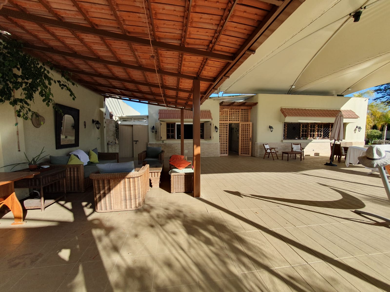 Trés Joli Villa plain pied avec un beau jardin et piscine — 3